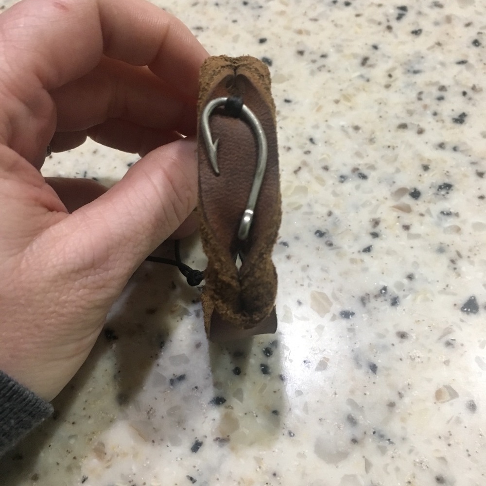Leather fish hook bracelet - Picture 2 of 7